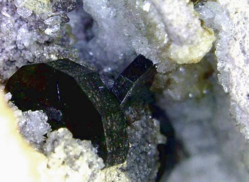 Osumilita<br />Obsidian Cliffs, North Sister Mountain, McKenzie Pass, Lane County, Oregon, USA<br />Cristal de 3 mm.<br /> (Autor: Antonio P. López)