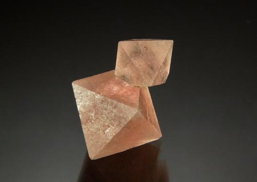 Fluorite<br />Zona minera Huanggang, Hexigten Banner (Kèshíkèténg Qí), Chifeng (Ulanhad), Región Autónoma Mongolia Interior, China<br />2.1 cm x 2.9 cm<br /> (Author: Michael Shaw)