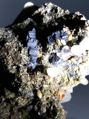 Bournonite, Pyrite, Calcite, Siderite<br />Mina Brosso, Cálea, Léssolo, Distrito Canavese, Provincia Ciudad metropolitana de Turín, Piamonte (Piemonte), Italia<br />62 x 49 mm<br /> (Author: Sante Celiberti)