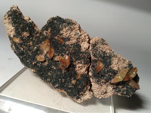 Titanite, Chlorite (Group)<br />Valle Aurina (Valle Ahrnbach), Provincia Bolzano, Trentino-Alto Adige (Trentino-Südtirol), Italia<br />107 x 49,4 mm<br /> (Author: Sante Celiberti)