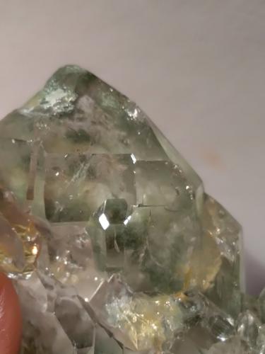 Quartz (variety faden), Chlorite (Group)<br />Glaciar Triolet, Valle Ferret, Macizo Les Grandes Jorasses, Courmayeur, Valle de Aosta (Val d'Aosta), Italia<br />61 x 37 mm<br /> (Author: Sante Celiberti)