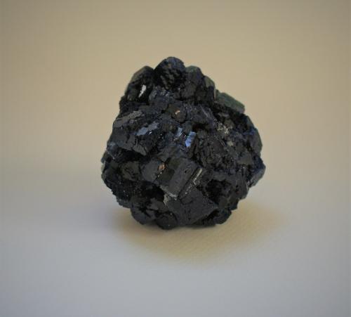 Azurite<br />Mina Shilu, Yangchun, Prefectura Yangjiang, Provincia Guangdong, China<br />60mm x 45mm x 45mm<br /> (Author: Philippe Durand)