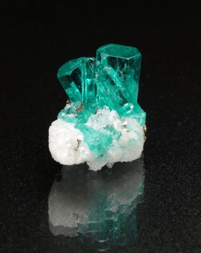 Beryl (variety emerald), Pyrite, Albite (variety cleavelandite)<br />Chivor (distrito minero), Mina Porvenir, Municipio Chivor, Cinturón Esmeraldífero Oriental, Departamento Boyacá, Colombia<br />36mm x 17mm x 26mm, xl=6mm<br /> (Author: Fiebre Verde)