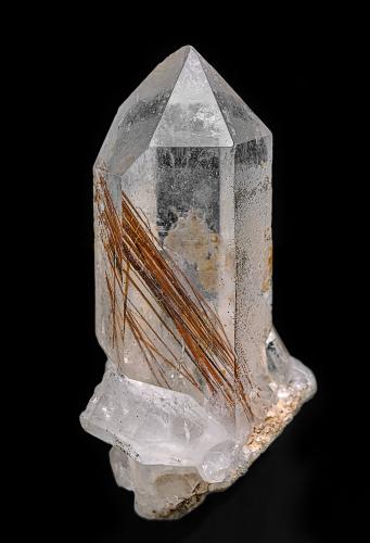 Quartz, Rutile<br />Placerville, Distrito Placerville, Condado El Dorado, California, USA<br />7.4 x 2.7 cm<br /> (Author: am mizunaka)