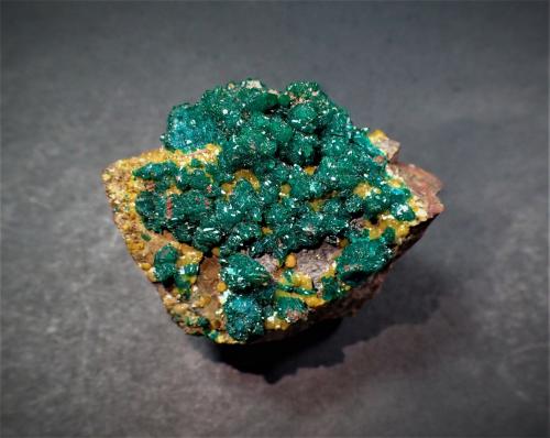 Dioptase, Wulfenite<br />Mindouli, Distrito Mindouli, Departamento Pool, República del Congo<br />46 mm x 45 mm x 33 mm<br /> (Author: Don Lum)