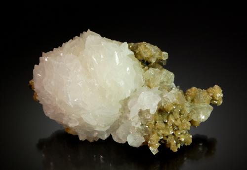 Calcite<br />Mina Boldut, zona minera Cavnic, Cavnic, Maramures, Rumanía<br />5.1 cm x 8.5 cm<br /> (Author: Michael Shaw)