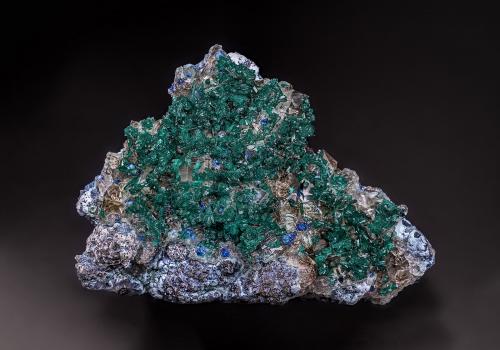 Dioptase, Quartz, Plancheite<br />Cantera Sanda, Mindouli, Distrito Mindouli, Departamento Pool, República del Congo<br />13.3 x 9.4 cm<br /> (Author: am mizunaka)