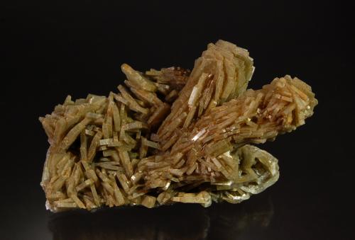 Barite<br />Distrito minero Lavrion, Prefectura Attikí (Attica), Grecia<br />4.0 cm x 5.3 cm x 8.7 cm<br /> (Author: Michael Shaw)