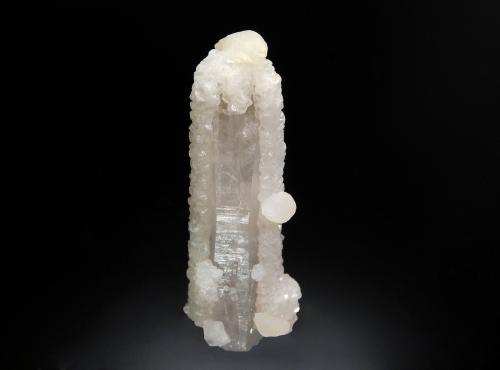 Calcite on Quartz<br />Zona minera Cavnic, Cavnic, Maramures, Rumanía<br />2.2 cm x 5.7 cm.<br /> (Author: Michael Shaw)