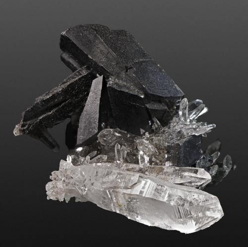 Hübnerite and Quartz<br />Mina Tamboras, Mundo Nuevo, Huamachuco, Provincia Sánchez Carrión, Departamento La Libertad, Perú<br />50 x 50 x 40 mm<br /> (Author: Rob Schnerr)