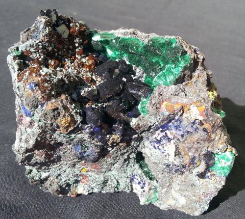 Azurite and Malachite on Cuprite<br />Mina Tongshan, Distrito Guichi, Prefectura Chizhou, Provincia Anhui, China<br />8 x 5 cm<br /> (Author: Volkmar Stingl)