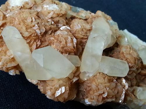 Calcite on Fe-Dolomite on Fluorite<br />Mina Yongping, Yongping, Yanshan, Prefectura Shangrao, Provincia Jiangxi, China<br />6 x 3 cm<br /> (Author: Volkmar Stingl)