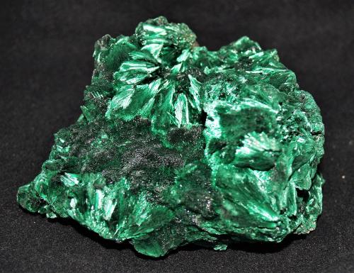 Malachite<br />Mina Mindingi (Mina Mindigi), Swambo, Distrito Kambove, Cinturón de cobre de Katanga, Katanga (Shaba), República Democrática del Congo (Zaire)<br />10x11x7 cm<br /> (Author: Joseph DOliveira)