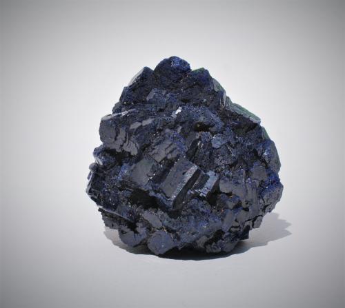 Azurite<br />Mina Shilu, Yangchun, Prefectura Yangjiang, Provincia Guangdong, China<br />60mm X 45mm X 45mm<br /> (Author: Philippe Durand)