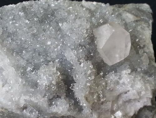 Calcite on Quartz<br />Túnel Cangchuanlong #1 (obras), Jianyang, Prefectura Nanping, Provincia Fujian, China<br /><br /> (Author: Volkmar Stingl)