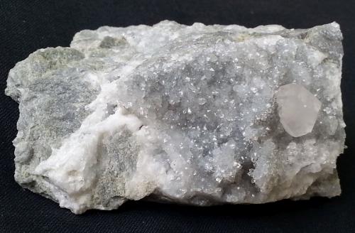 Calcite on Quartz<br />Túnel Cangchuanlong #1 (obras), Jianyang, Prefectura Nanping, Provincia Fujian, China<br /><br /> (Author: Volkmar Stingl)