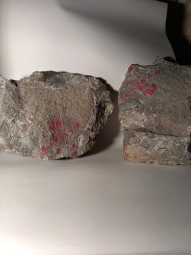 Cinnabar<br />Mina Siele, Monte Amiata, Piancastagnaio, Provincia Siena, Toscana, Italia<br />28,5 x 19 cm; 27 x 21 cm<br /> (Author: Sante Celiberti)