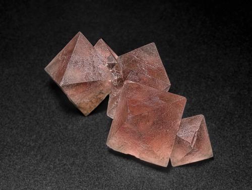 Fluorite<br />Zona minera Huanggang, Hexigten Banner (Kèshíkèténg Qí), Chifeng (Ulanhad), Región Autónoma Mongolia Interior, China<br />6.7 x 3.0 cm<br /> (Author: am mizunaka)