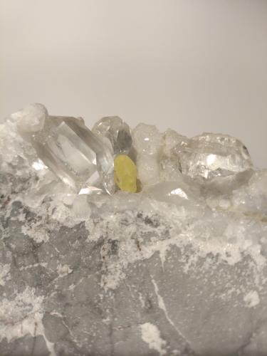 Sulphur, Quartz, Calcite<br />Cantera La Facciata, Carrara, Alpes Apuanos, Provincia Massa-Carrara, Toscana, Italia<br />12,5 x 6,5 cm<br /> (Author: Sante Celiberti)