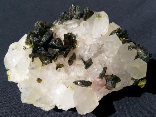 Epidote on Quartz<br />Meigu, Prefectura autónoma Liangshan, Provincia Sichuan, China<br />8 x 5 cm<br /> (Author: Volkmar Stingl)