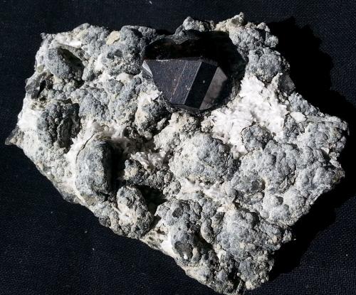 Cassiterite, Laumontite<br />Depósito Amo, Ximeng, Prefectura Pu'er, Provincia Yunnan, China<br />7 x 5 cm<br /> (Author: Volkmar Stingl)