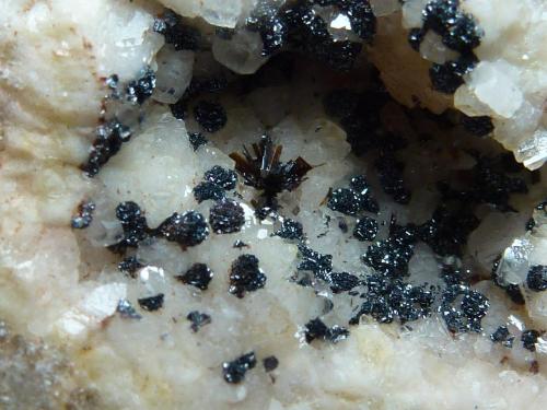 Goethita, Hematites, Calcita<br />Yacimiento de Goethitas, Tordelrábano, Comarca Sierra Norte de Guadalajara, Guadalajara, Castilla-La Mancha, España<br />4 x 4 cm.<br /> (Autor: javier ruiz martin)