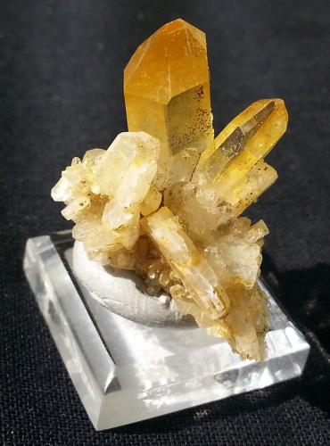 Quartz, Albite<br />Valle Navis, Distrito Innsbruck-Land, Tirol Norte, Tirol, Austria<br />2 x 2 cm<br /> (Author: Volkmar Stingl)