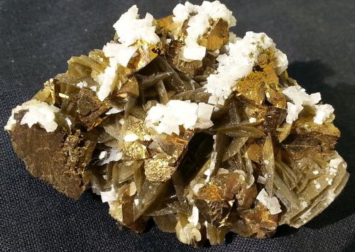 Chalcopyrite, Siderite, Dolomite<br />Mina Kaiwu, Hezhang, Prefectura Bijie, Provincia Guizhou, China<br />5 x 4 cm<br /> (Author: Volkmar Stingl)