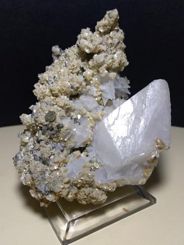 Calcite, Anhydrite, Dolomite, Pyrite<br />Mina Campiano, Montieri, Provincia Grosseto, Toscana, Italia<br />66 x 61 mm<br /> (Author: Sante Celiberti)