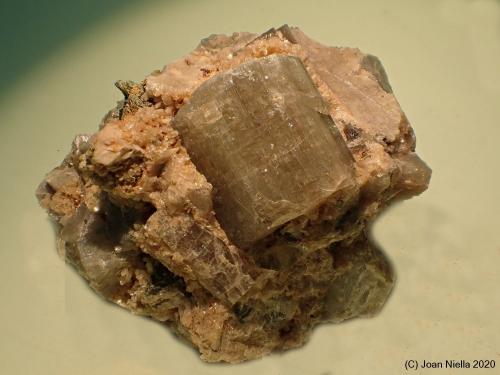 Fluorapatito<br />Tighiste (Tirrhist), Zona Imilchil, Anti-Atlas, Provincia Er Rachidia, Región Drâa-Tafilalet, Marruecos<br />6 x 6 cm<br /> (Autor: Joan Niella)