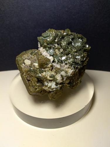 Vesuvianite, Liottite<br />Case Collina (Cantera Toscopomici), Pitigliano, Provincia Grosseto, Toscana, Italia<br />45 x 40 mm<br /> (Author: Sante Celiberti)