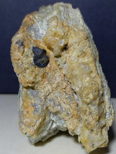 Geocronita, Cuarzo<br />Pollone Mine, Municipio Vagli Sotto, Provincia Lucca, Toscana, Italia<br />82 x 52 mm<br /> (Autor: Sante Celiberti)