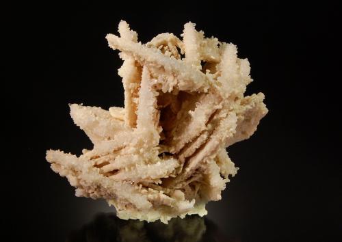 Calcite<br />Mina Boldut, zona minera Cavnic, Cavnic, Maramures, Rumanía<br />5.0 cm x 9.0 cm x 11.0 cm<br /> (Author: Michael Shaw)