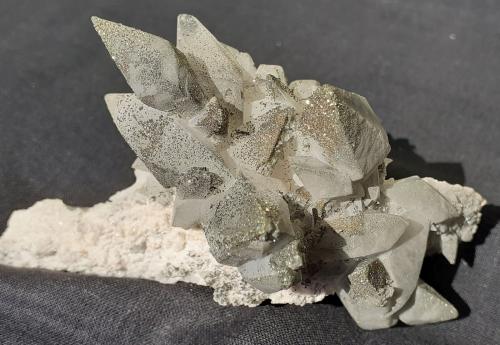 Calcite, Chalcopyrite<br />Mina Fengjiashan, Edong, Daye, Prefectura Huangshi, Provincia Hubei, China<br />9 x 5 cm<br /> (Author: Volkmar Stingl)