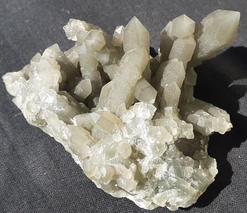 Quartz with Hedenbergite inclusions<br />Zona minera Huanggang, Hexigten Banner (Kèshíkèténg Qí), Chifeng (Ulanhad), Región Autónoma Mongolia Interior, China<br />6 x 5 cm<br /> (Author: Volkmar Stingl)