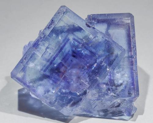 Fluorite<br />Mina La Viesca, zona minera de La Collada, Huergo, Siero, Comarca Oviedo, Principado de Asturias (Asturias), España<br />Specimen size: 6 × 6 × 4.2 cm / main crystal size: 4 × 3.5 cm<br /> (Author: Jordi Fabre)