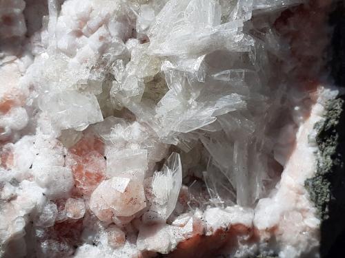 Analcime, 'Apophyllite', Datolite, Calcite<br />Buco dell'Inferno (Lafreider Holle), Alpe Siusi, Valle Gardena (Valle Gröden), Provincia Bolzano, Trentino-Alto Adige (Trentino-Südtirol), Italia<br />7,5 x 7,5 cm<br /> (Author: Volkmar Stingl)