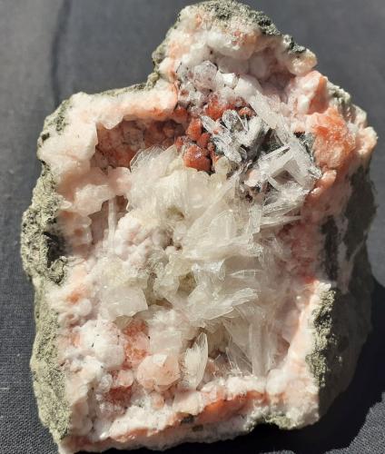 Analcime, 'Apophyllite', Datolite, Calcite<br />Buco dell'Inferno (Lafreider Holle), Alpe Siusi, Valle Gardena (Valle Gröden), Provincia Bolzano, Trentino-Alto Adige (Trentino-Südtirol), Italia<br />7,5 x 7,5 cm<br /> (Author: Volkmar Stingl)