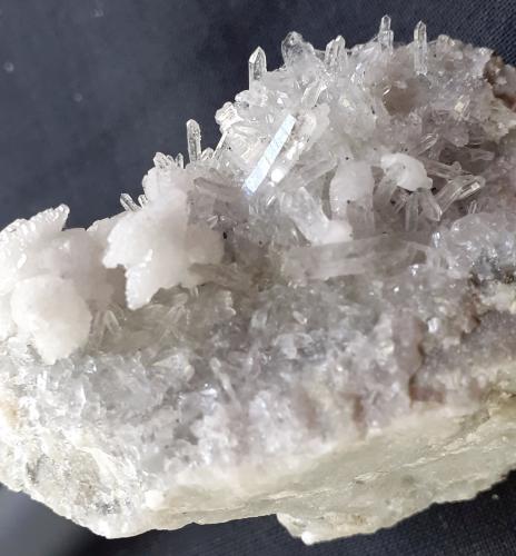 Quartz, Calcite<br />Túnel Baimashan (obras), Qianbaxia, Wuyishan, Prefectura Nanping, Provincia Fujian, China<br />6 x 4 cm<br /> (Author: Volkmar Stingl)