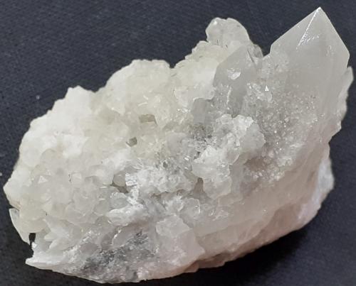 Quartz, Calcite<br />Túnel Baimashan (obras), Qianbaxia, Wuyishan, Prefectura Nanping, Provincia Fujian, China<br />3,5 x 2,5 cm<br /> (Author: Volkmar Stingl)