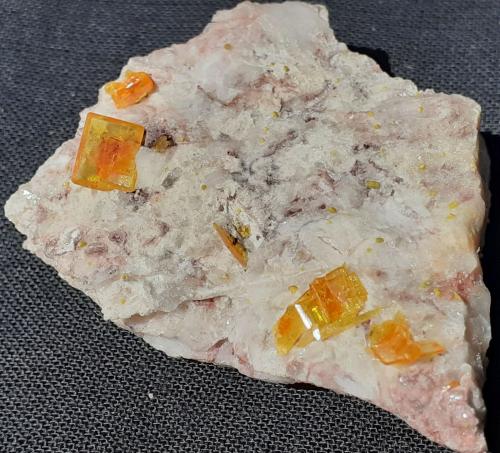 Wulfenite<br />Mina Rowley, Theba, Distrito Painted Rock, Montes Painted Rock, Condado Maricopa, Arizona, USA<br />4 x 3 cm<br /> (Author: Volkmar Stingl)