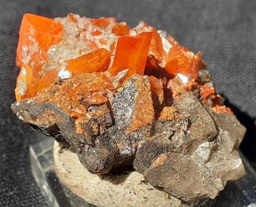 Wulfenite<br />Mina Pure Potential, Distrito Silver, Montes Trigo, Condado La Paz, Arizona, USA<br />2,5 x 2,5 cm<br /> (Author: Volkmar Stingl)