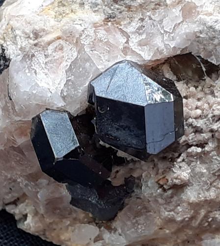 Rutile<br />Monte Kaputjugh, Paragachai, Distrito Orubad, Provincia Syunik, República de Armenia<br />3,5 x 3,5 cm<br /> (Author: Volkmar Stingl)