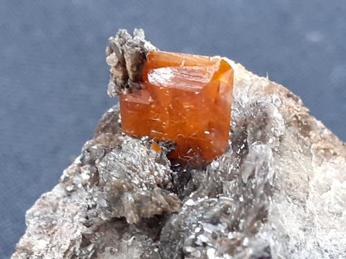 Wulfenite<br />Mina Papago, Rambla Black Rock, Distrito Silver, Condado La Paz, Arizona, USA<br />3,5 x 2 cm<br /> (Author: Volkmar Stingl)