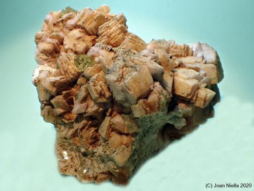 Fluorapatito con Feldespato<br />Anemzi, Imilchil, Anti-Atlas, Provincia Er Rachidia, Región Drâa-Tafilalet, Marruecos<br />9 x 8 cm<br /> (Autor: Joan Niella)