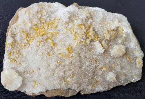 Wulfenite, Calcite<br />Mina Total Wreck, Arroyo Cienega, The Narrows, Distrito Empire, Montes Empire, Condado Pima, Arizona, USA<br />8,5 x 6 cm<br /> (Author: Volkmar Stingl)