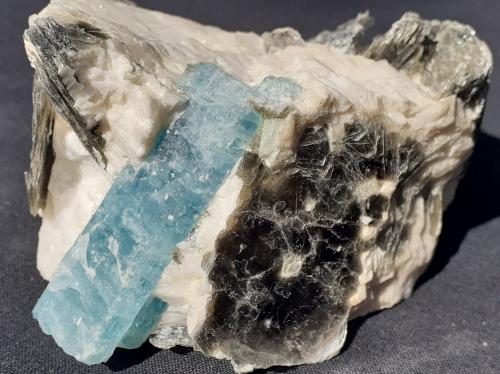 Beryl (variety aquamarine)<br />Stoneham, Condado Oxford, Maine, USA<br />8 x 7 cm<br /> (Author: Volkmar Stingl)