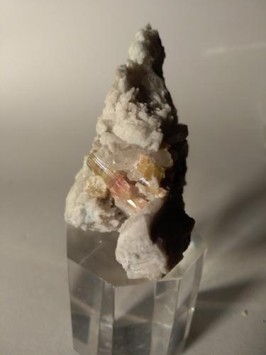 Elbaite, Quartz, Orthoclase<br />Fonte del Prete, San Piero in Campo, Campo nell'Elba, Isla de Elba, Provincia Livorno, Toscana, Italia<br />68 x 40 mm<br /> (Author: Sante Celiberti)