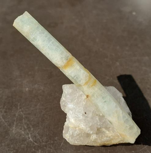 Beryl (variety Aquamarine)<br />Cantera Melrose, Stoneham, Condado Oxford, Maine, USA<br />7,5 cm long crystal<br /> (Author: Volkmar Stingl)