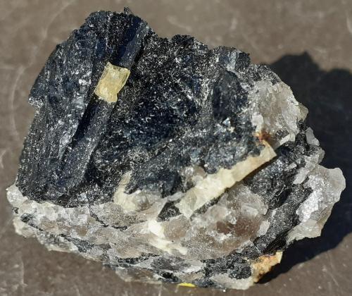 Beryl, Schorl (Group Tourmaline)<br />Prospección Slocum, East Hampton (Chatham), Condado Middlesex, Connecticut, USA<br />4 x 3 cm<br /> (Author: Volkmar Stingl)